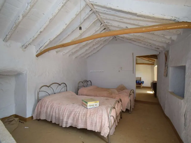 House for sale in Algarinejo