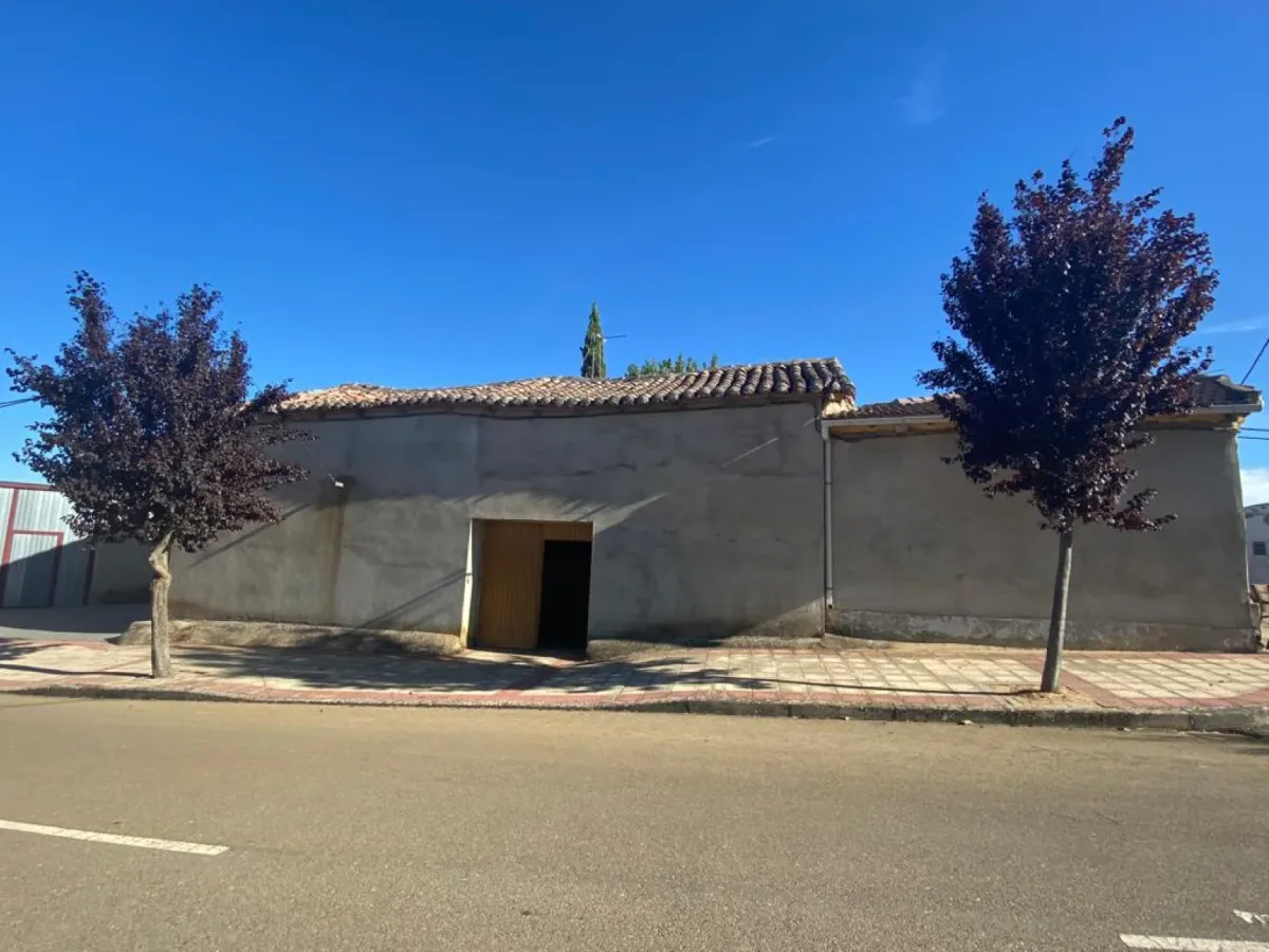CASA CON PATIO PARA REFORMA INTEGRAL EN VALLECILLO (LEON)