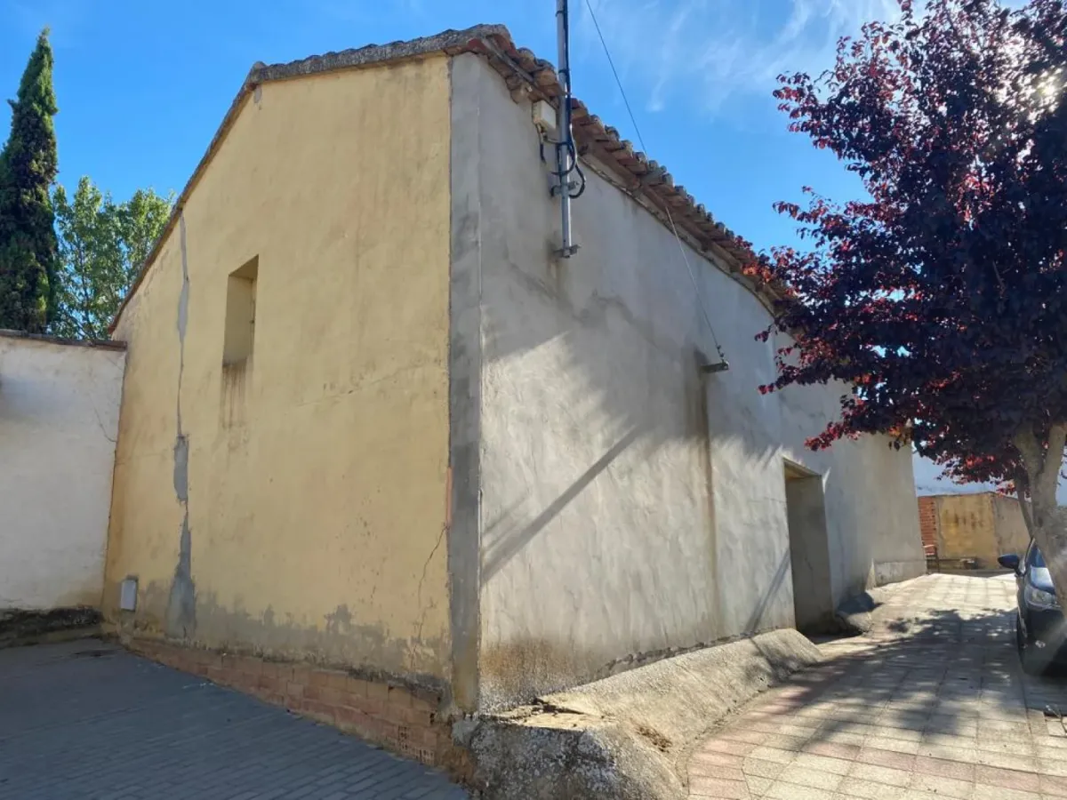 CASA CON PATIO PARA REFORMA INTEGRAL EN VALLECILLO (LEON)