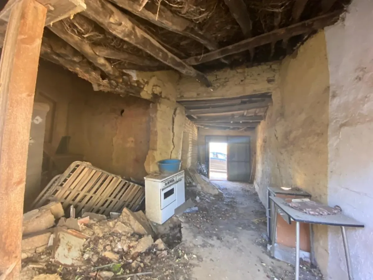 CASA CON PATIO PARA REFORMA INTEGRAL EN VALLECILLO (LEON)