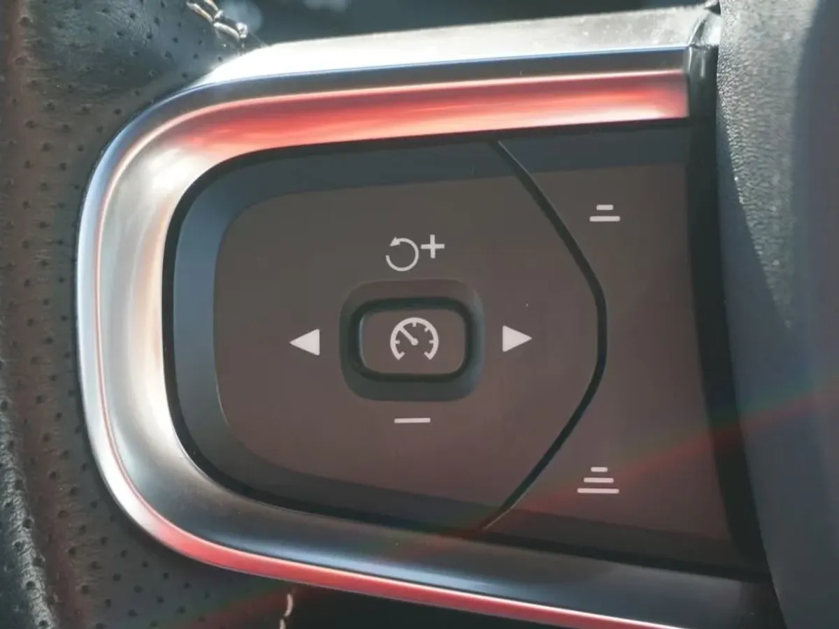 Volvo XC40 1.5 T5 Twin Recharge R-Design Auto G9892