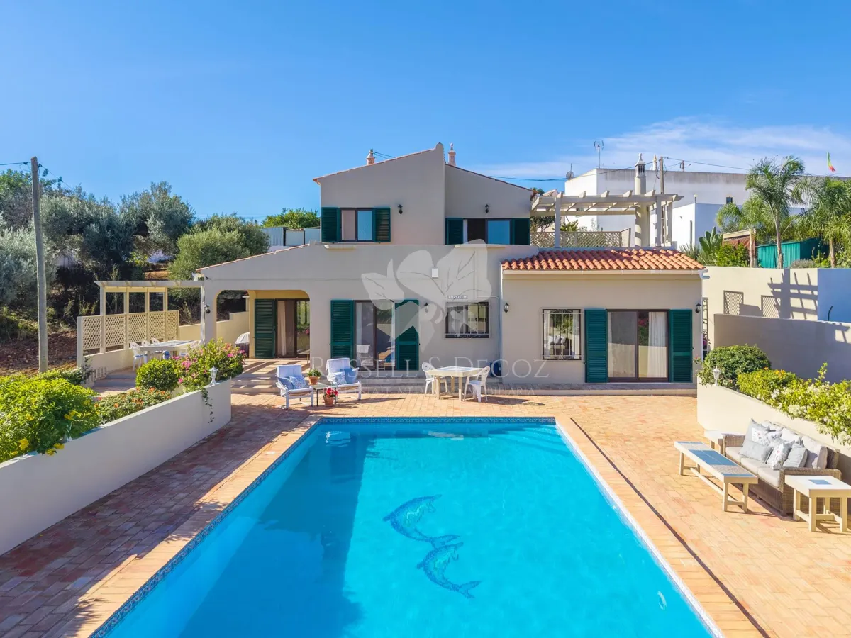 Detached 3 bedroom country villa with large pool, garage / studio & garden. Near Olhão