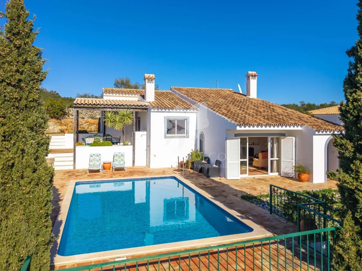 Very attractive detached split level 2 bedroom villa with pool & sea view. Moncarapacho.