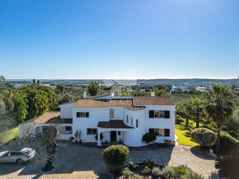 Detached 3 bedroom luxury villa with pool, Hectares of Olive groves & amazing sea views. Moncarapacho