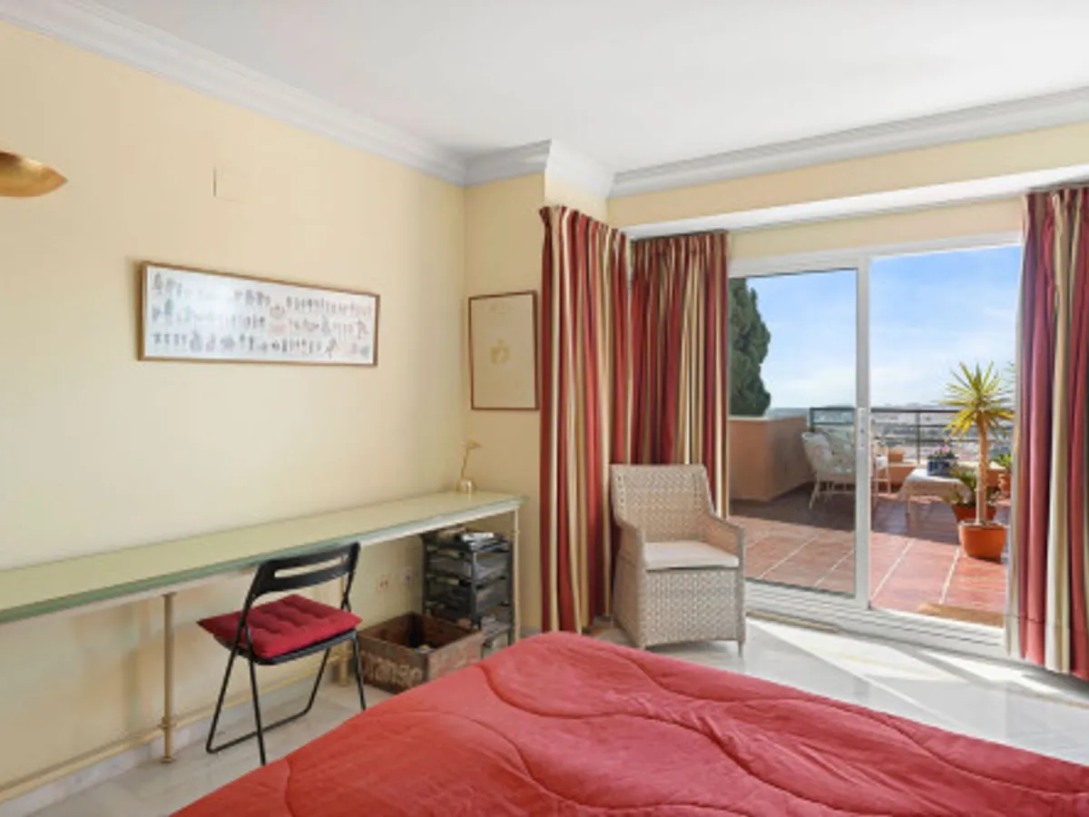 2 Bedroom Middle Floor Apartment in Nueva Andalucía