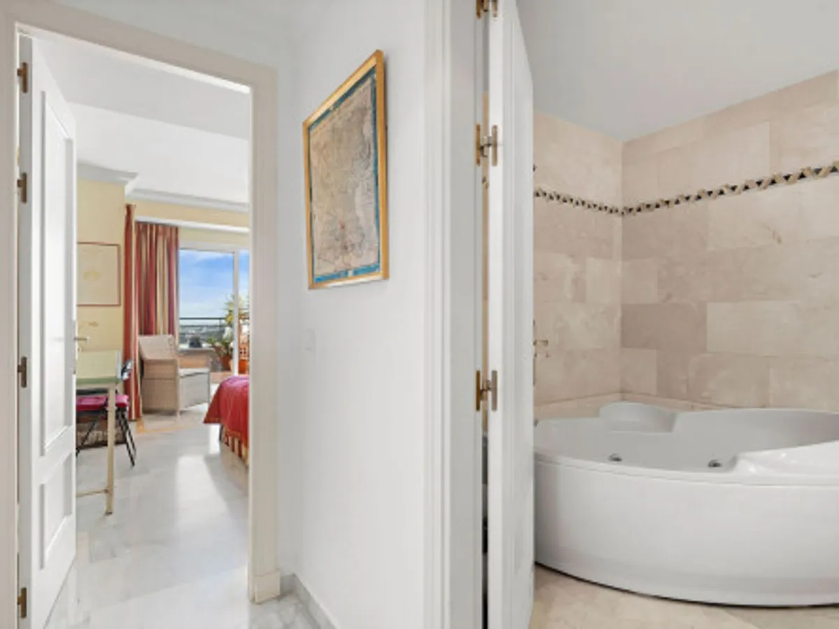 2 Bedroom Middle Floor Apartment in Nueva Andalucía