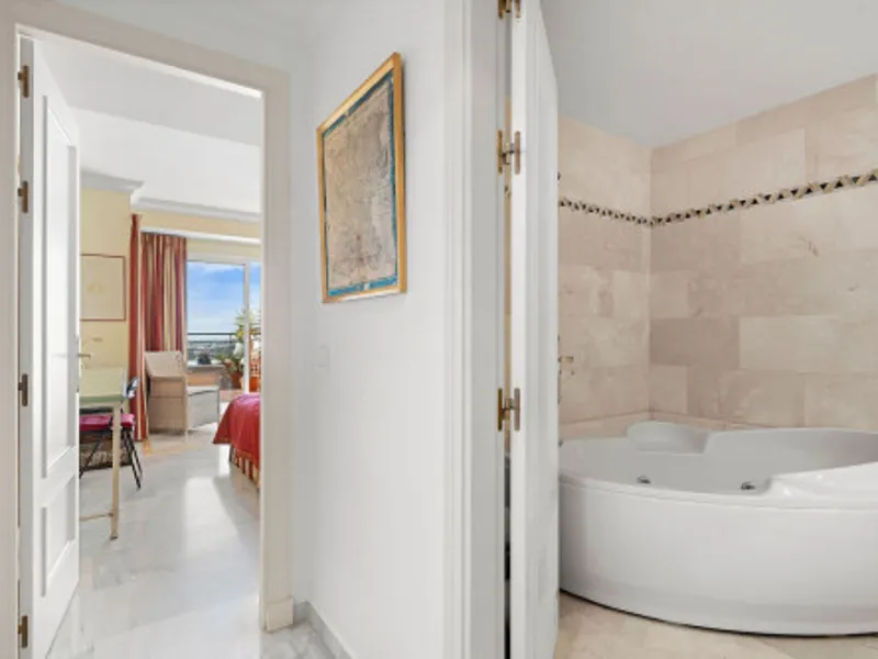 2 Bedroom Middle Floor Apartment in Nueva Andalucía