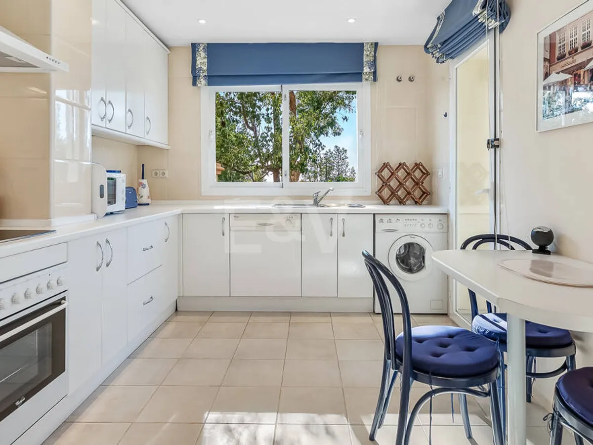 Corner Apartment in a Luxury Complex with a Panoramic Terrace and Sea View