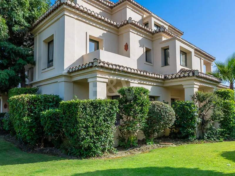 Golfside Elevated Groundfloor Apartment with Mountain Views and Resort-Style Amenities