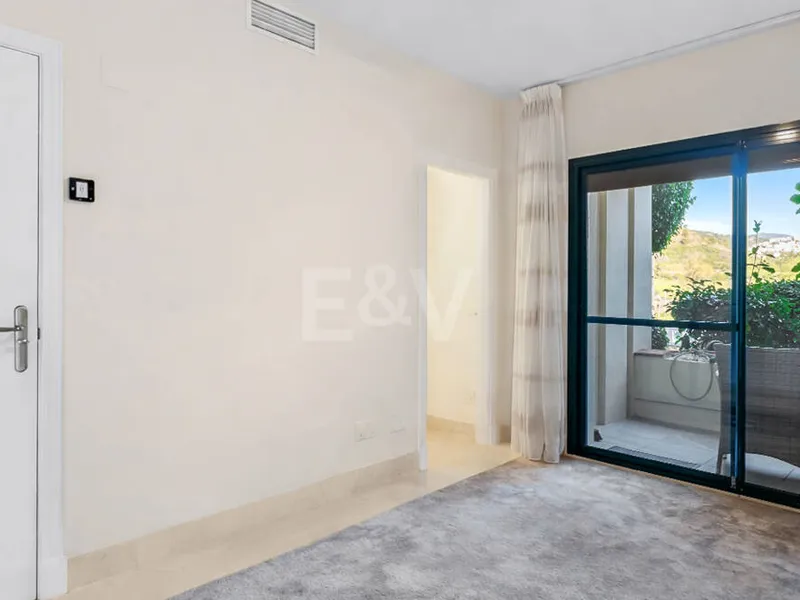 Golfside Elevated Groundfloor Apartment with Mountain Views and Resort-Style Amenities