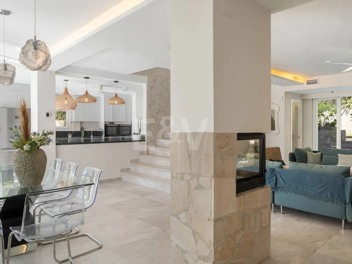 Contemporary Family Villa with Mediterranean Lifestyle