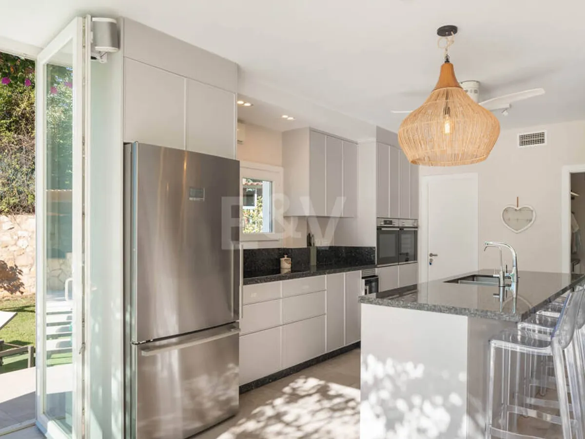 Contemporary Family Villa with Mediterranean Lifestyle