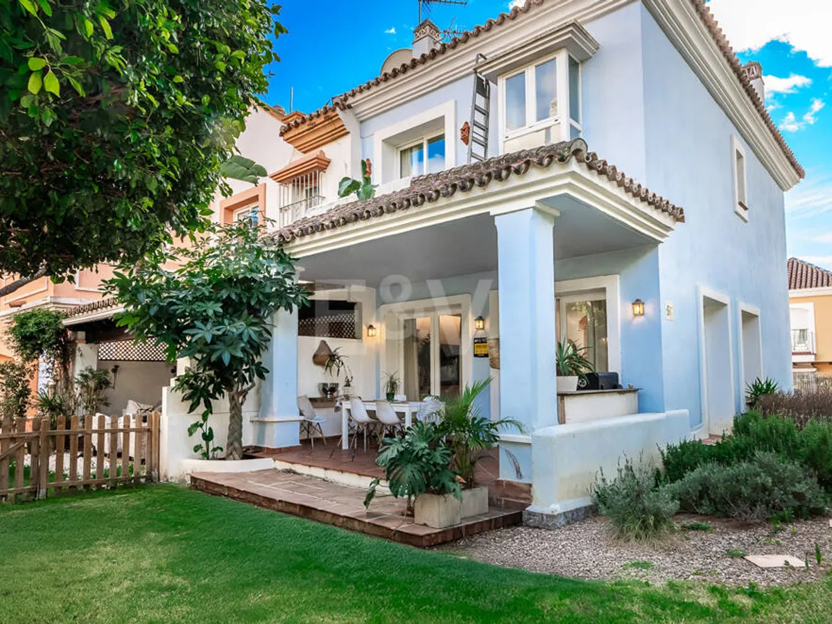 Corner Townhouse with Garden and Independent apartment