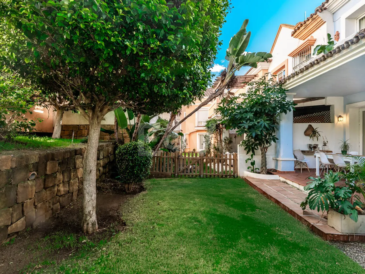 Corner Townhouse with Garden and Independent apartment
