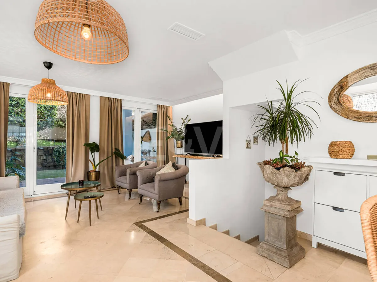 Corner Townhouse with Garden and Independent apartment