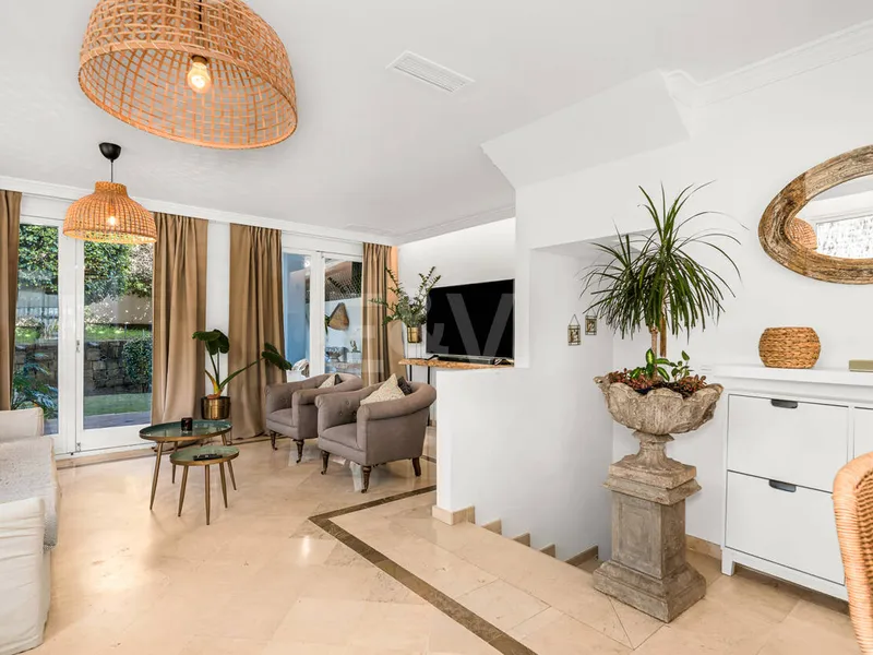 Corner Townhouse with Garden and Independent apartment