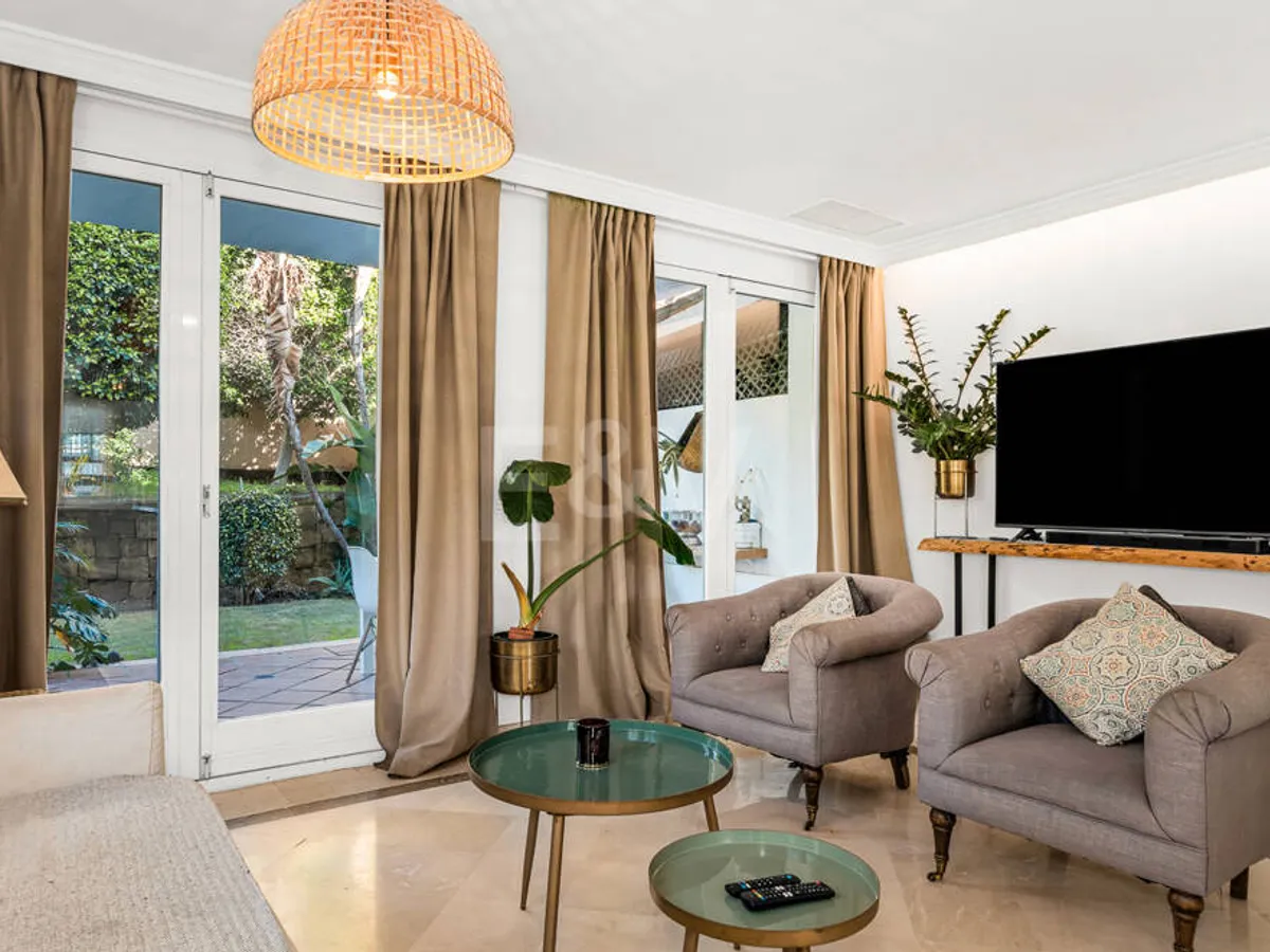 Corner Townhouse with Garden and Independent apartment