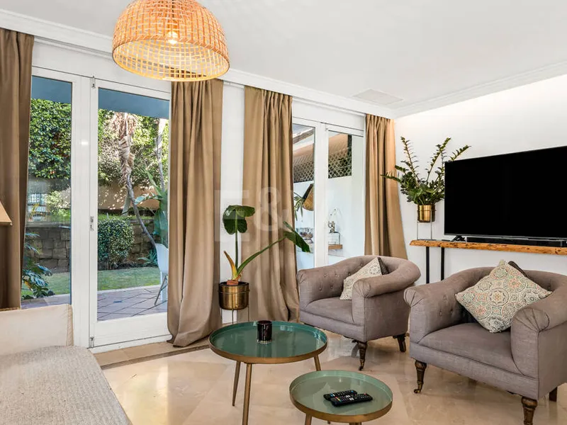 Corner Townhouse with Garden and Independent apartment