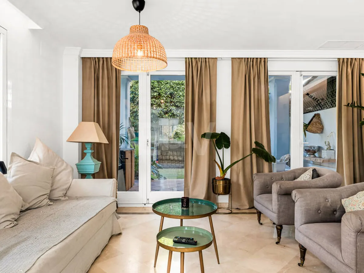 Corner Townhouse with Garden and Independent apartment