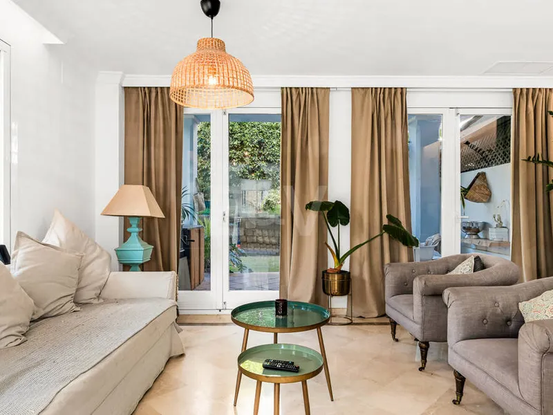 Corner Townhouse with Garden and Independent apartment