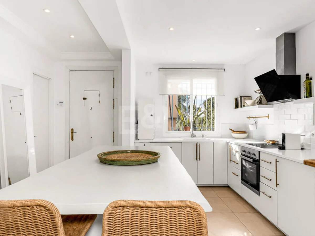 Corner Townhouse with Garden and Independent apartment