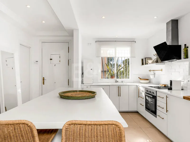 Corner Townhouse with Garden and Independent apartment