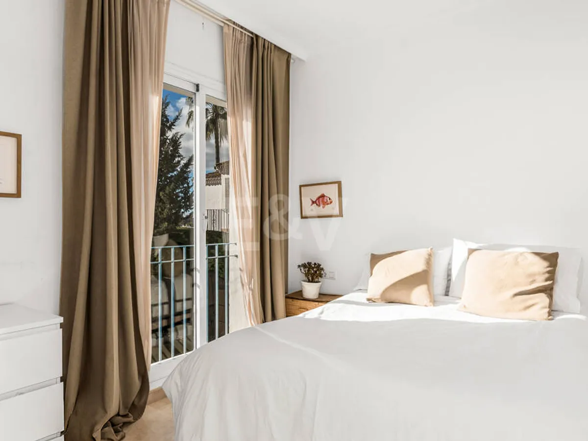 Corner Townhouse with Garden and Independent apartment