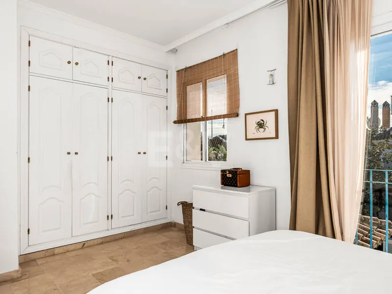 Corner Townhouse with Garden and Independent apartment