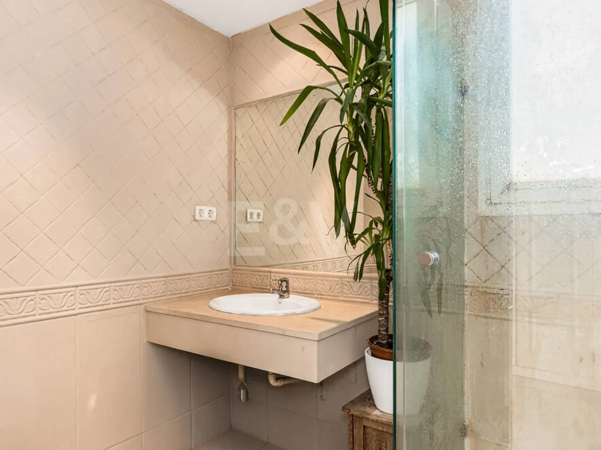 Corner Townhouse with Garden and Independent apartment