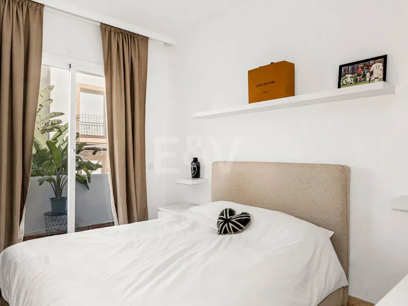 Corner Townhouse with Garden and Independent apartment