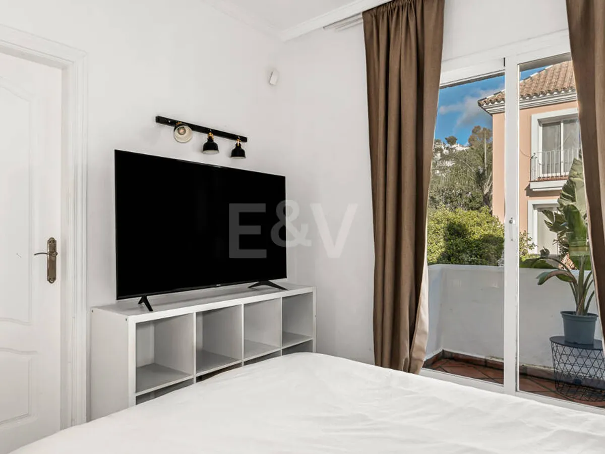 Corner Townhouse with Garden and Independent apartment