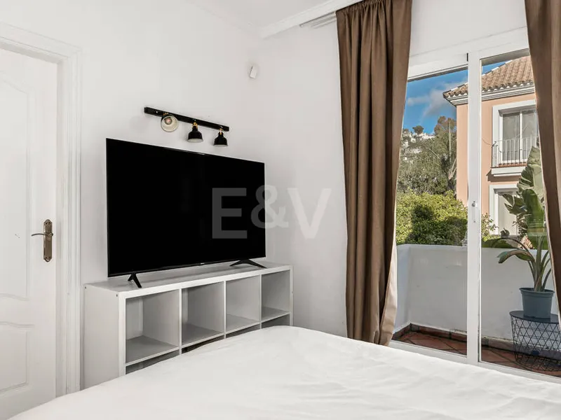 Corner Townhouse with Garden and Independent apartment