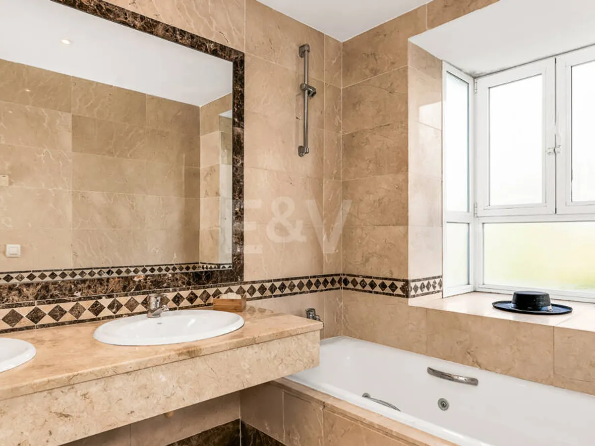 Corner Townhouse with Garden and Independent apartment