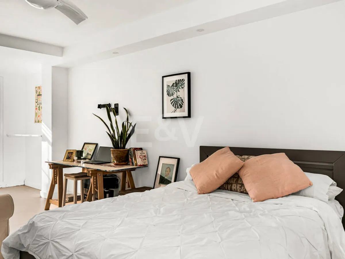 Corner Townhouse with Garden and Independent apartment