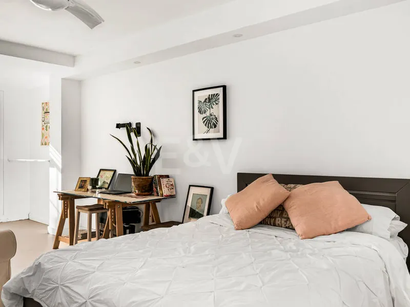 Corner Townhouse with Garden and Independent apartment