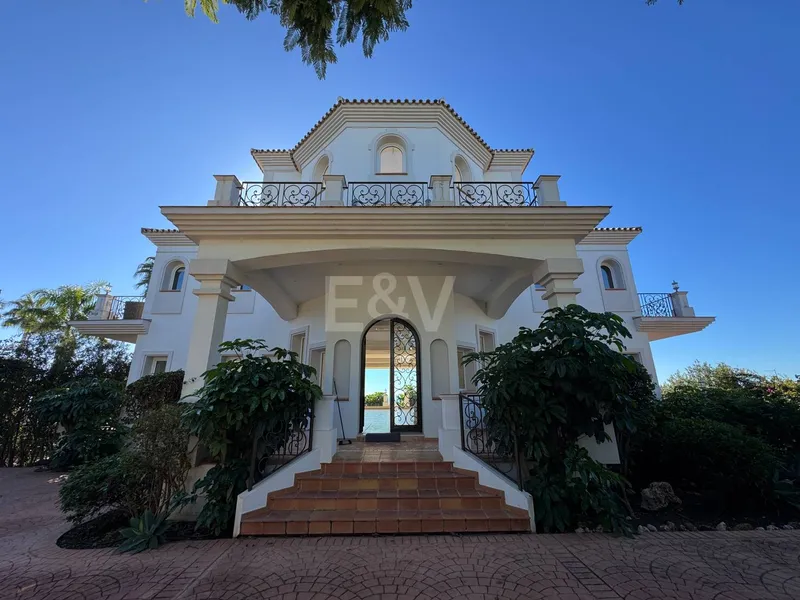 Exclusive Villa in Los Flamingos Golf with Classic Design and Resort-Style Amenities