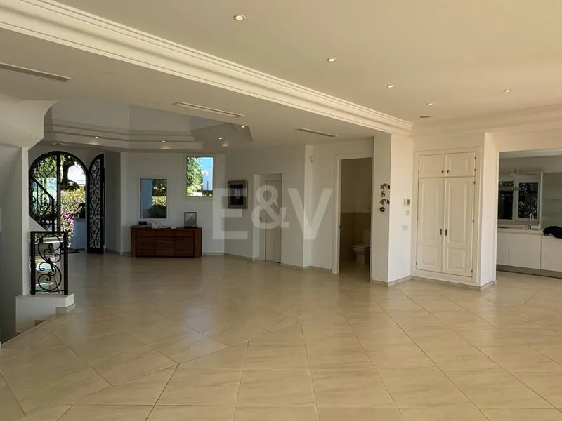 Exclusive Villa in Los Flamingos Golf with Classic Design and Resort-Style Amenities