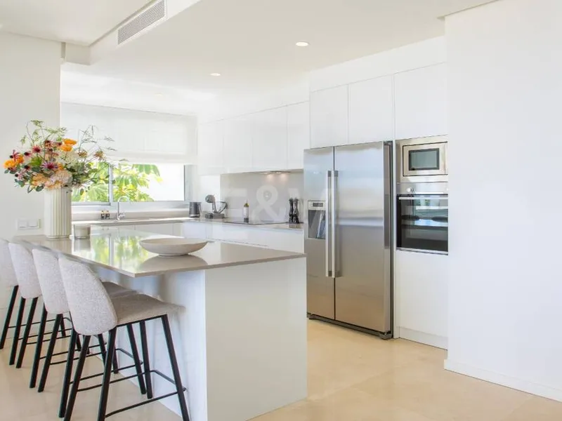 Contemporary Apartment with Panoramic Sea and Mountain Views