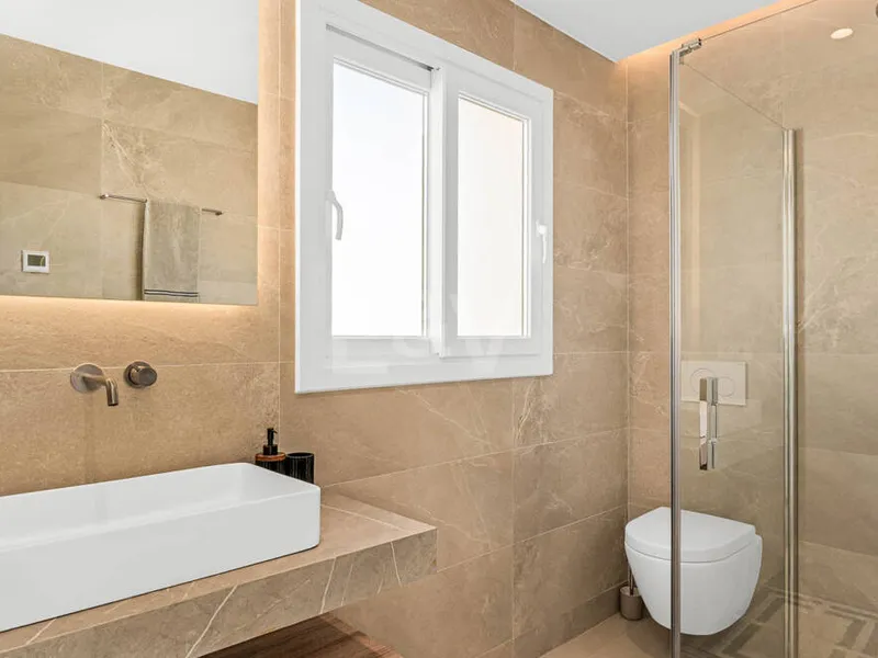 Elegant townhouse with panoramic views in gated community