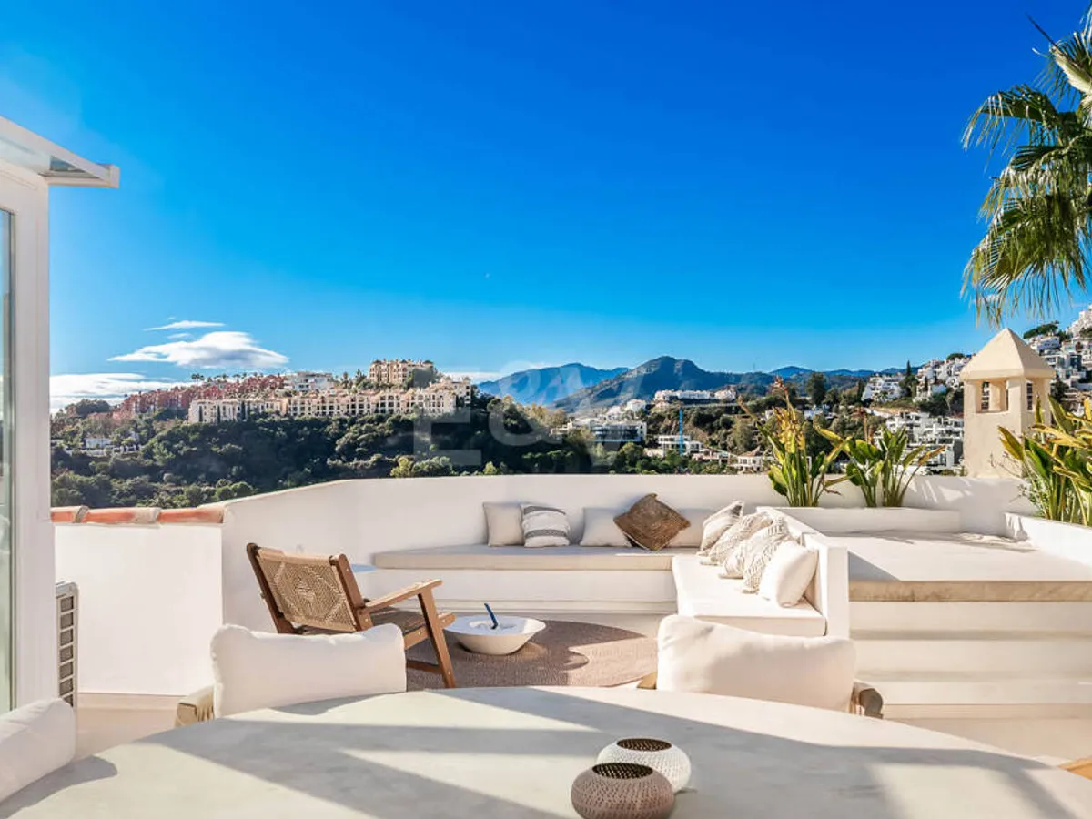 Elegant townhouse with panoramic views in gated community