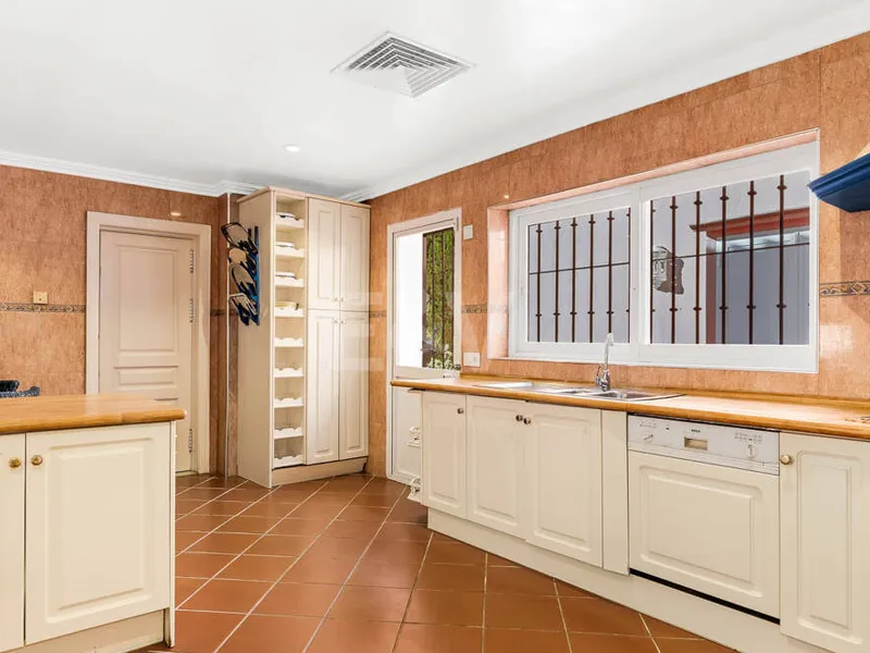 Elegant Semi-Detached Villa in La Quinta, Near Marbella and Top Golf Courses