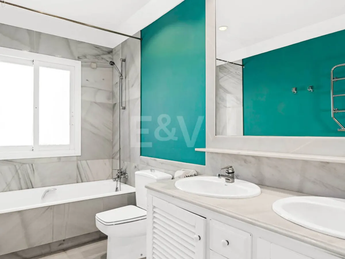 Elegant Semi-Detached Villa in La Quinta, Near Marbella and Top Golf Courses