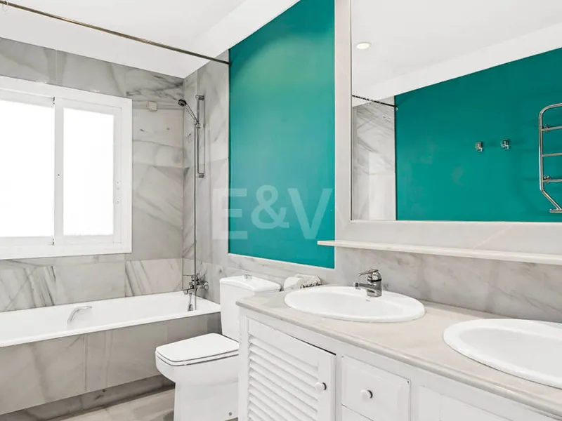 Elegant Semi-Detached Villa in La Quinta, Near Marbella and Top Golf Courses