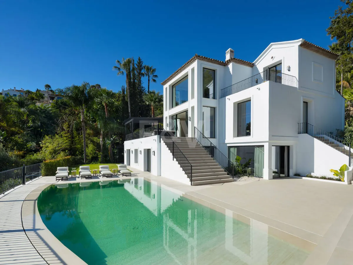 Frontline Golf Luxury with Panoramic Sea, Lake & Mountain Views in Los Arqueros