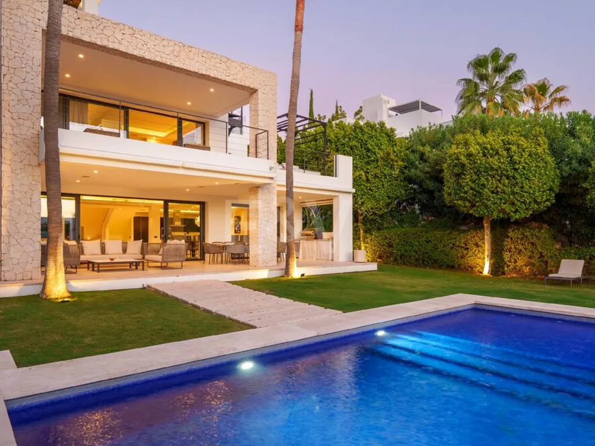 Contemporary Villa in Gated Community in Nueva Andalucía