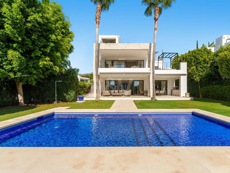 Contemporary Villa in Gated Community in Nueva Andalucía