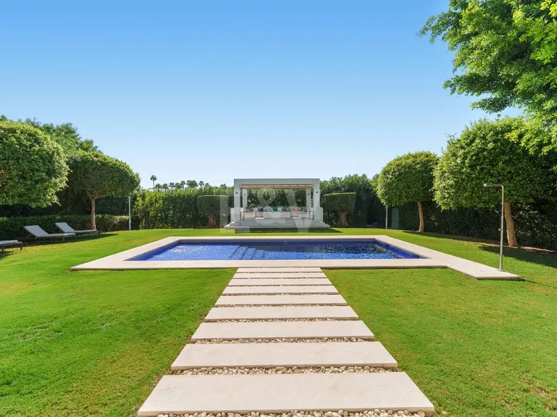 Contemporary Villa in Gated Community in Nueva Andalucía