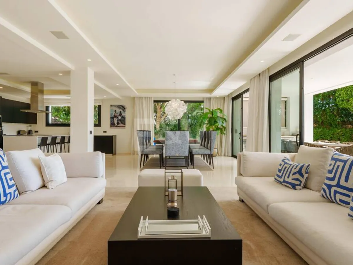 Contemporary Villa in Gated Community in Nueva Andalucía