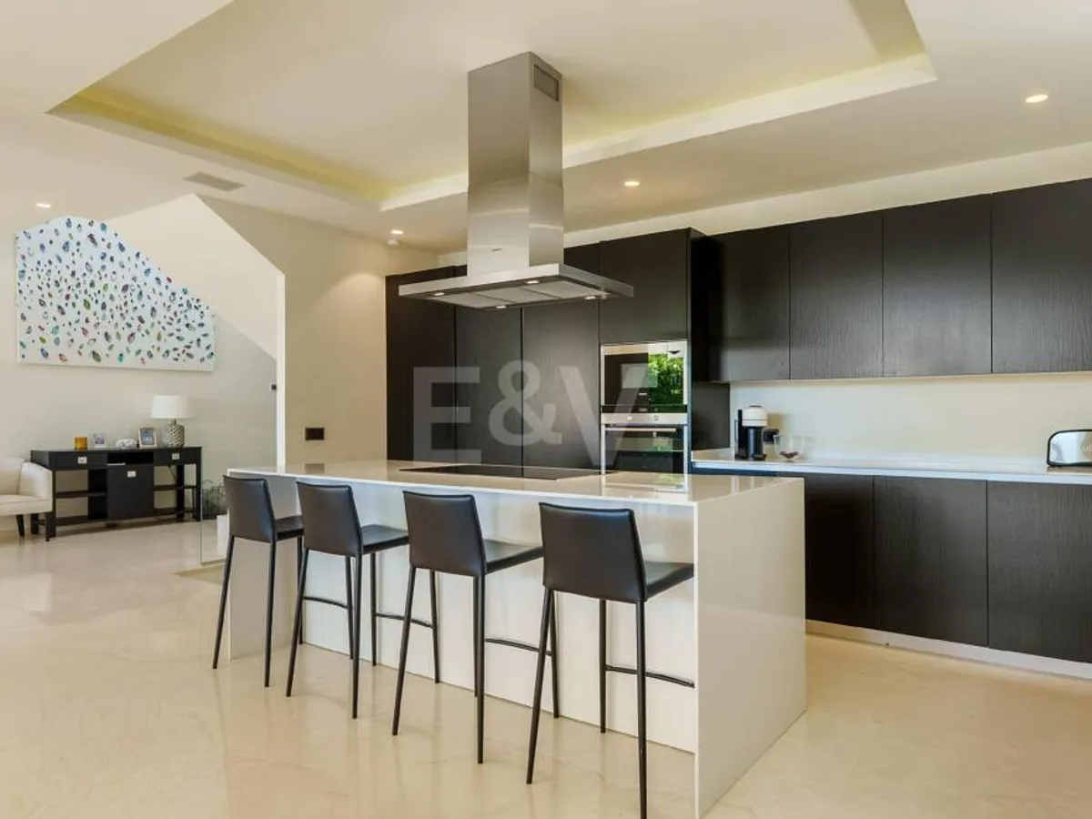 Contemporary Villa in Gated Community in Nueva Andalucía