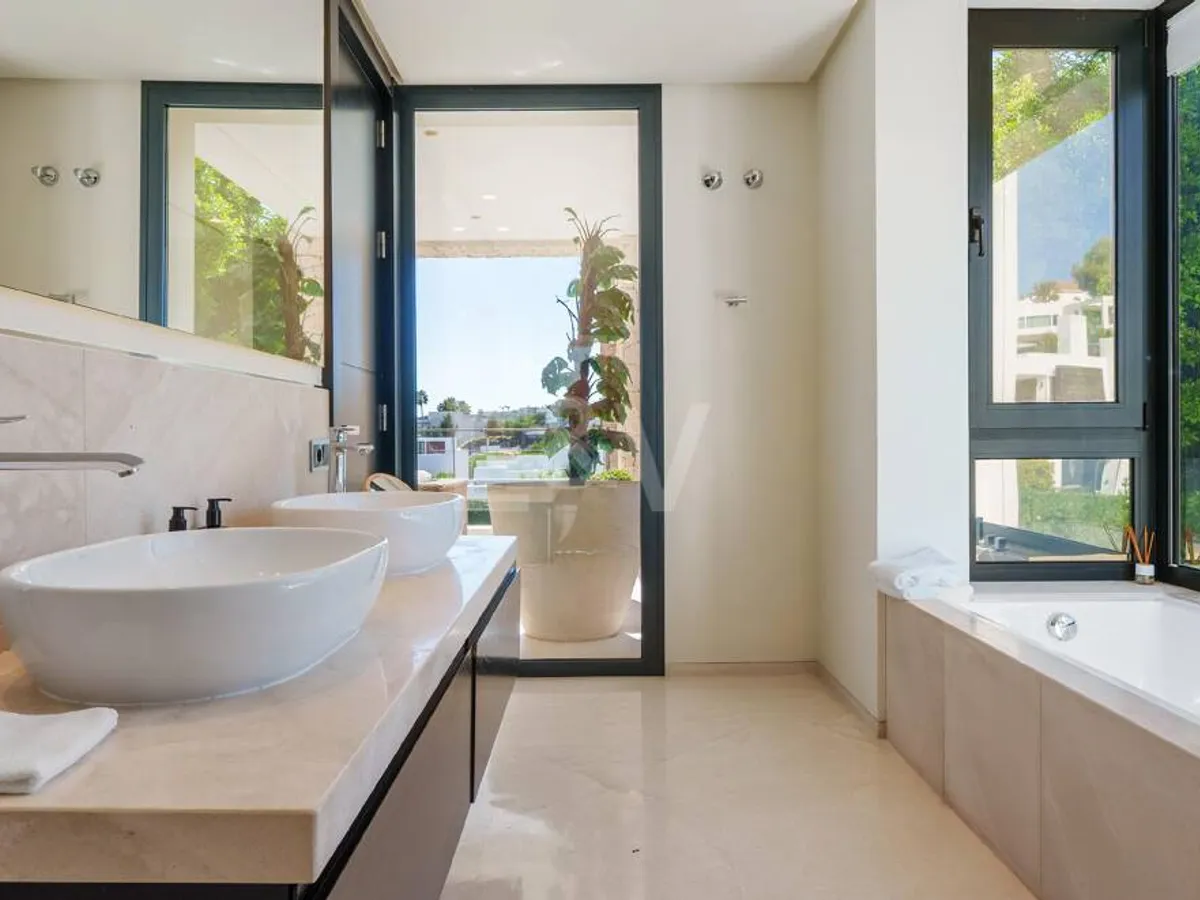 Contemporary Villa in Gated Community in Nueva Andalucía